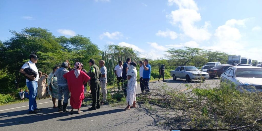 Más de 20 personas bloquean la vía Riohacha - Maicao porque no han sido censadas por afectaciones de las lluvias